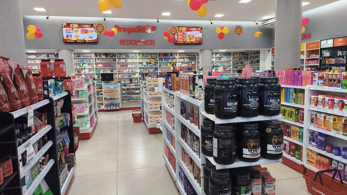 Corredor de produtos e suplementos no interior da DrogaShop